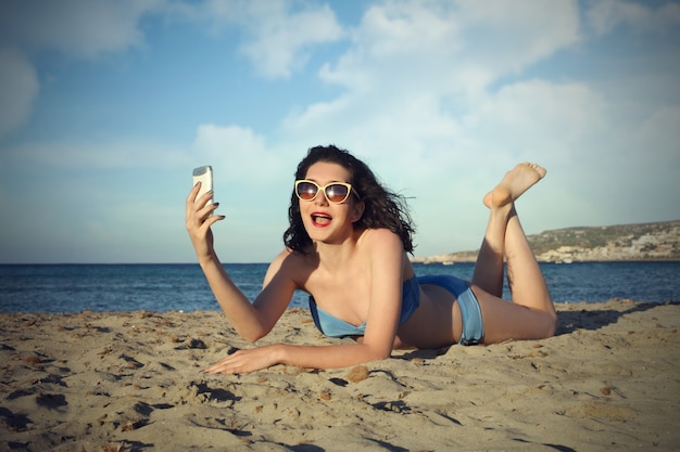 Heureuse femme allongée sur la plage