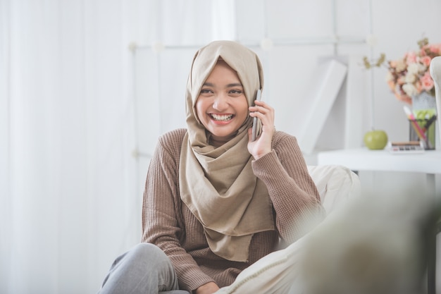 Heureuse femme asiatique appelant avec téléphone portable