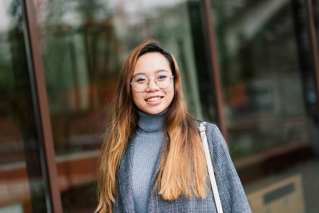 Heureuse femme asiatique dans la rue de la ville