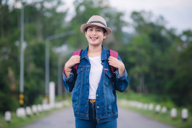 Heureuse femme asiatique dans la rue