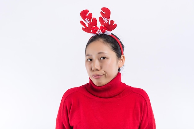 Heureuse femme asiatique avec sourire tenant une boîte-cadeau de noël Présenter une fille avec célébration noël une fille de vacances avec acheteur isolé sur fond blanc shopping avec concept de saison