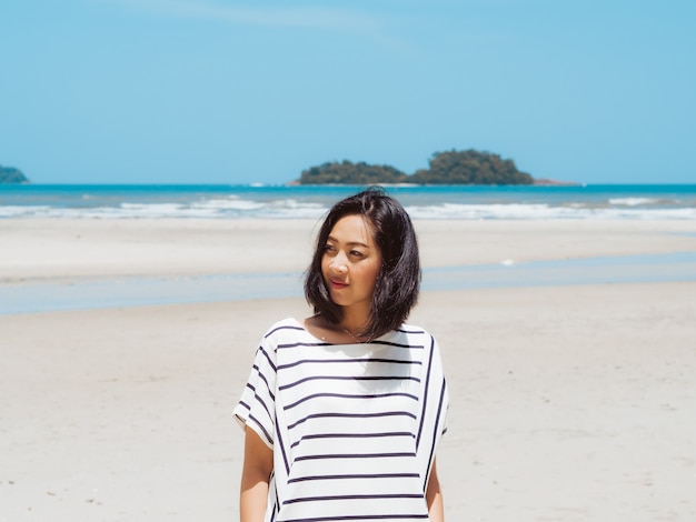 Heureuse femme asiatique sur les vacances de plage d&#39;été