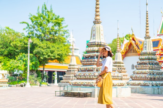 Heureuse femme asiatique voyage au temple en Thaïlande