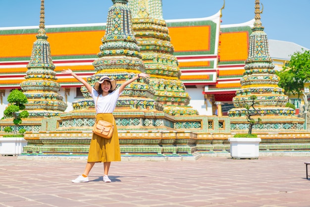 Photo heureuse femme asiatique voyage au temple en thaïlande