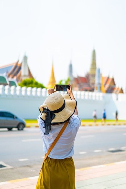 Heureuse femme asiatique voyage en Thaïlande