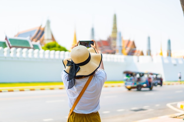 Heureuse femme asiatique voyage en Thaïlande