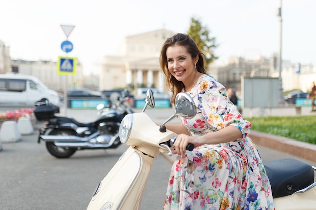 Heureuse femme assise sur une moto