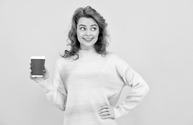 Heureuse femme aux cheveux rouges boire du café à emporter boisson joyeuse fille buvant du thé