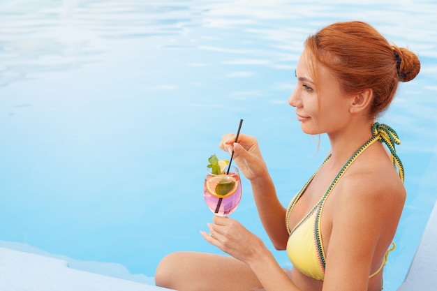 Heureuse Femme En Bonne Santé Se Détendre à L'hôtel Près De La Piscine