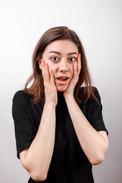 Heureuse femme brune souriante sur blanc isolé