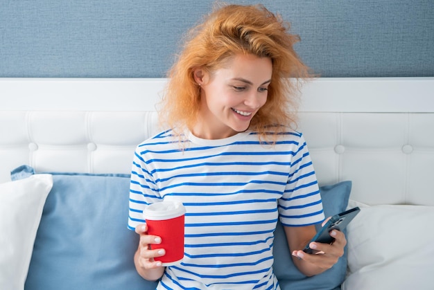 Heureuse femme avec café a communication par téléphone femme communication à la maison avec téléphone