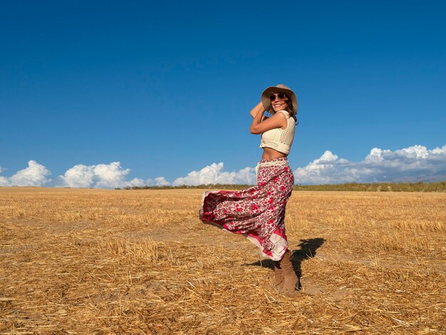 Heureuse femme dans un champ sec