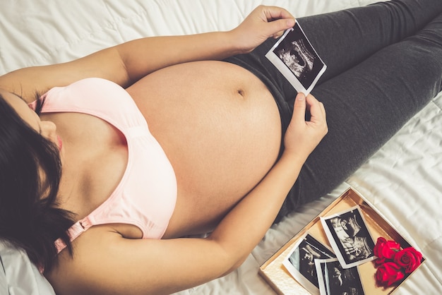 Heureuse femme enceinte et attend bébé.