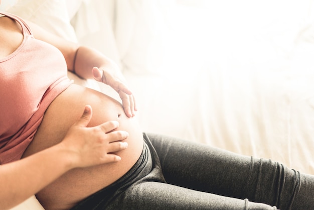 Heureuse femme enceinte et attend bébé.