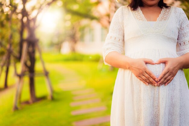 Heureuse femme enceinte et attend bébé.