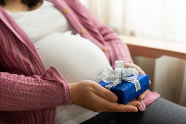 Heureuse femme enceinte avec bébé dans le ventre de femme enceinte. Soins prénatals de maternité et grossesse de la femme.