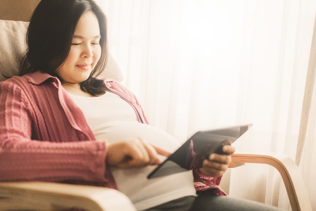 Heureuse femme enceinte avec bébé dans le ventre de femme enceinte.