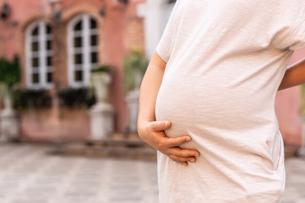 Heureuse femme enceinte avec bébé dans le ventre de femme enceinte