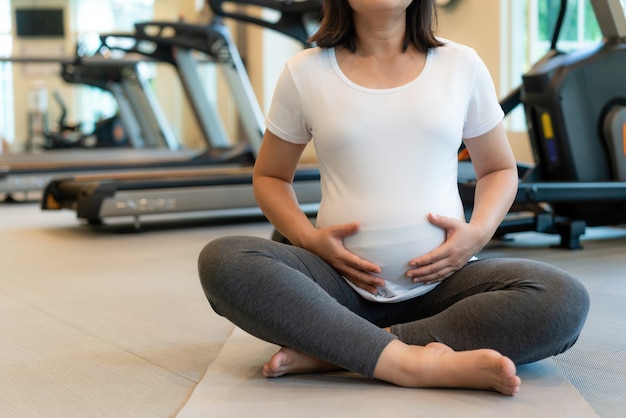 Heureuse femme enceinte avec bébé dans le ventre de femme enceinte