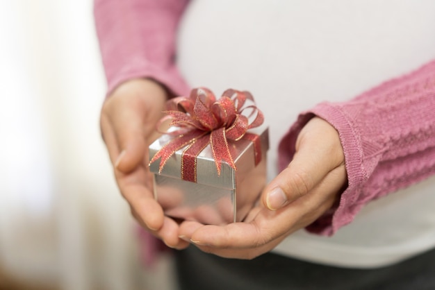 Heureuse femme enceinte avec bébé dans le ventre de femme enceinte.