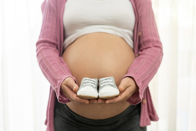 Heureuse femme enceinte et bébé enceinte.