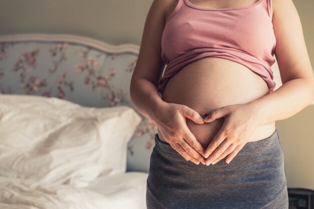 Heureuse femme enceinte et bébé enceinte.