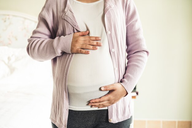 Heureuse femme enceinte et bébé enceinte.