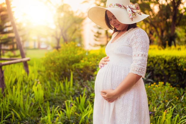 Heureuse femme enceinte et bébé enceinte.