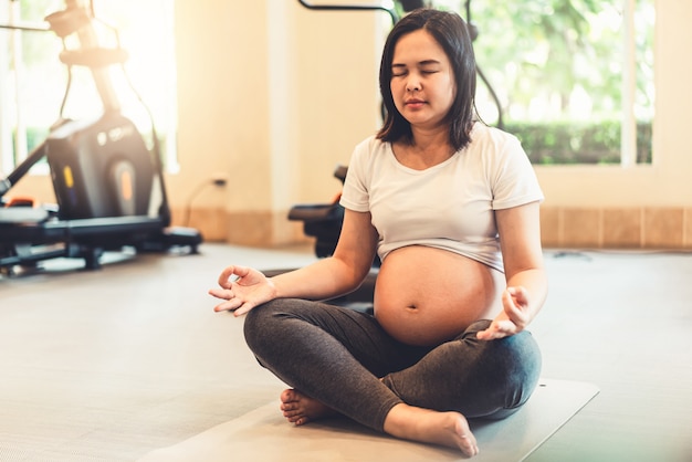 Heureuse femme enceinte et bébé enceinte.