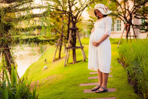 Heureuse femme enceinte et bébé enceinte.