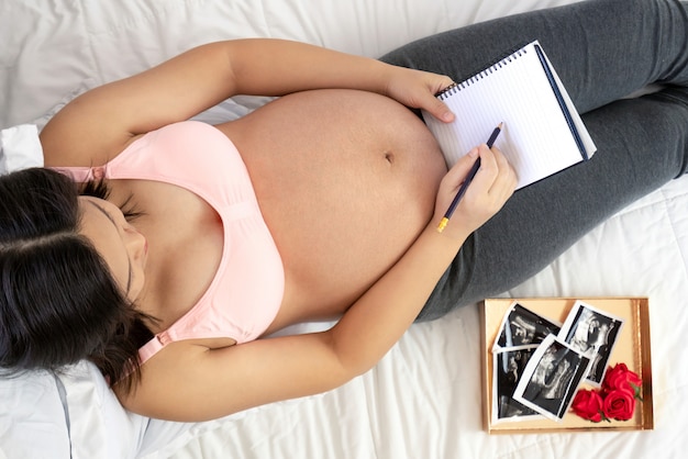 Heureuse femme enceinte et bébé enceinte.