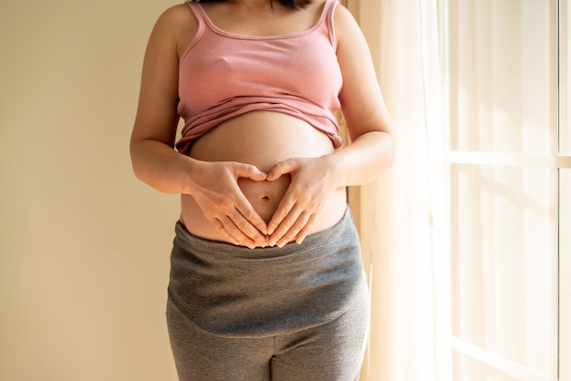 Heureuse femme enceinte et bébé enceinte.