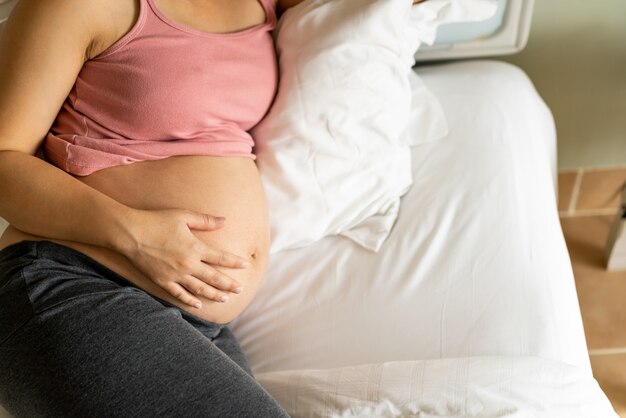 Heureuse femme enceinte et bébé enceinte.