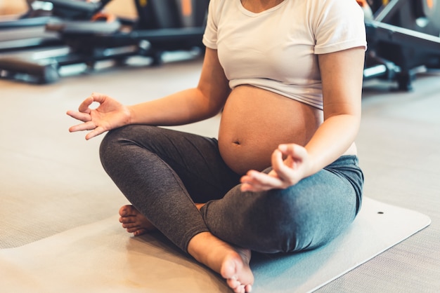 Heureuse femme enceinte et bébé enceinte.