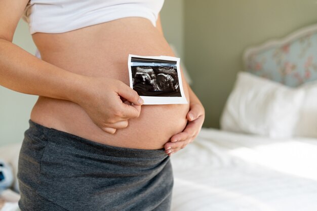 Heureuse femme enceinte et bébé enceinte.