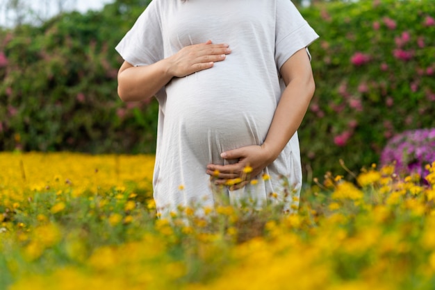 Heureuse femme enceinte et bébé enceinte.