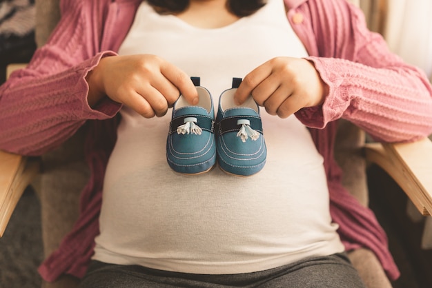 Heureuse femme enceinte et bébé enceinte.