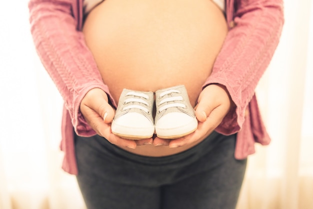 Heureuse femme enceinte et bébé enceinte.