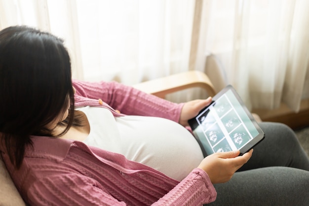 Heureuse Femme Enceinte Et Bébé Enceinte.