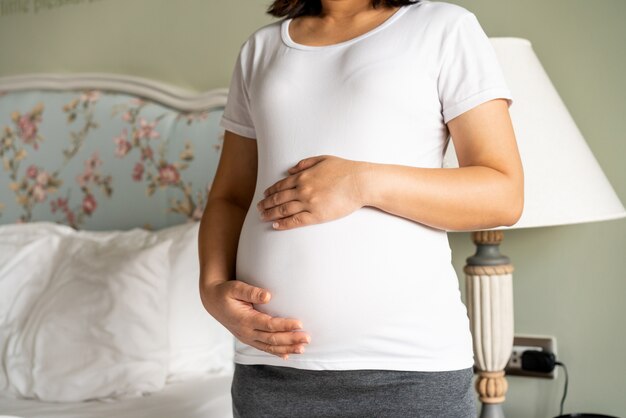 Heureuse femme enceinte et bébé enceinte.