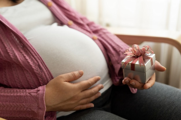 Heureuse femme enceinte et bébé enceinte.