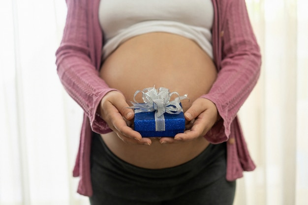 Heureuse femme enceinte et bébé enceinte.