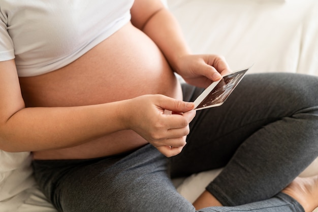 Heureuse femme enceinte et bébé enceinte.