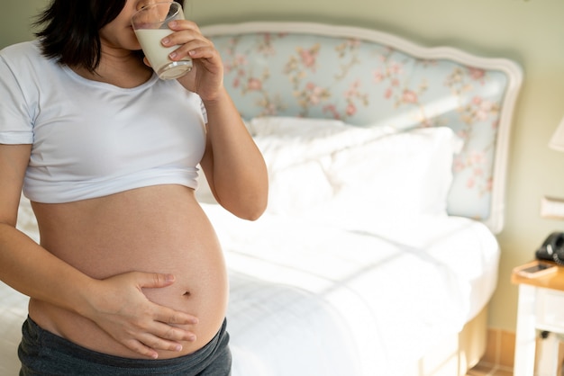 Heureuse femme enceinte et bébé enceinte.