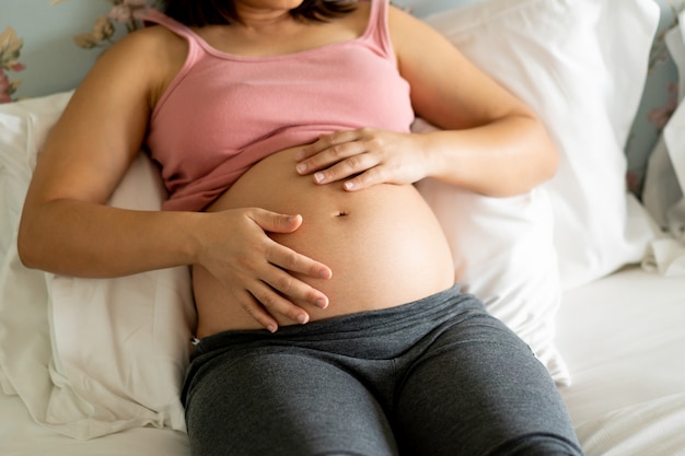 Heureuse femme enceinte et bébé enceinte.