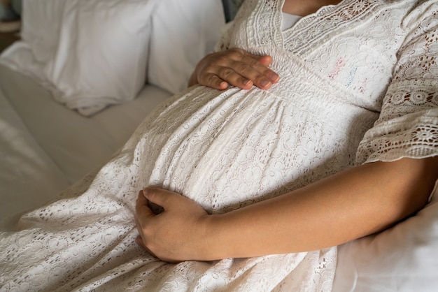 Photo heureuse femme enceinte et bébé qui attend.