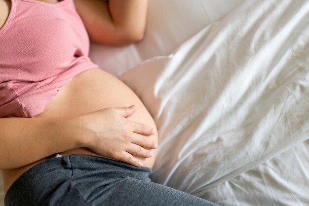 Heureuse femme enceinte et bébé qui attend.