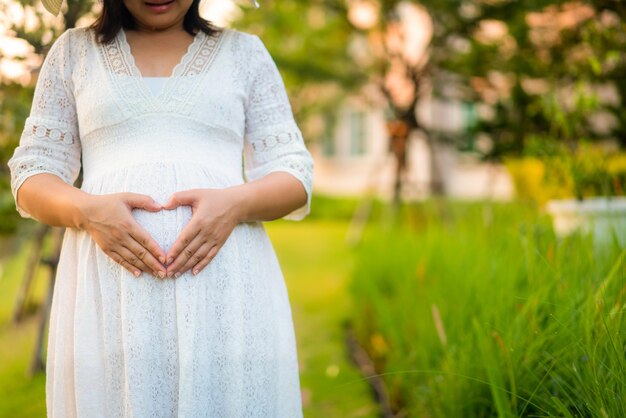 Heureuse femme enceinte et bébé qui attend.