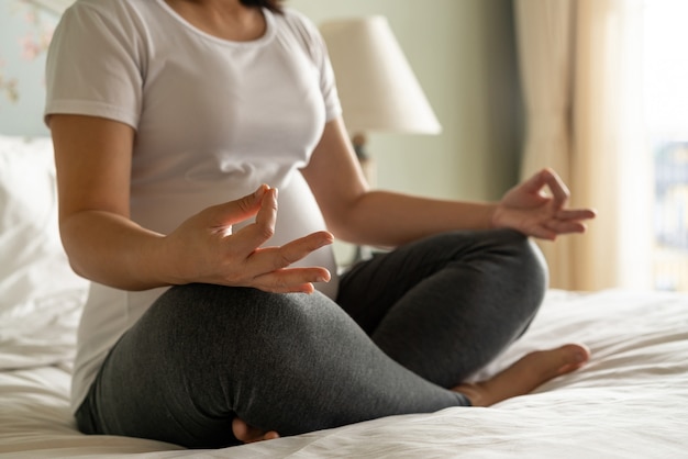 Heureuse femme enceinte et bébé qui attend.