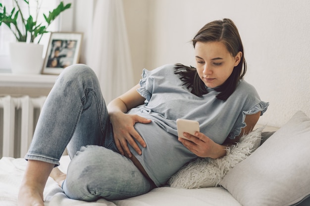 Heureuse Femme Enceinte Charmante à L'aide De Téléphone Portable